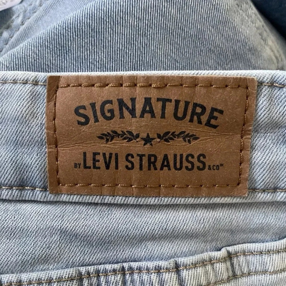 Levi’s Signature Light Wash High Rise Denim Shorts Womens Size 14/32 (501) - Picture 6 of 9